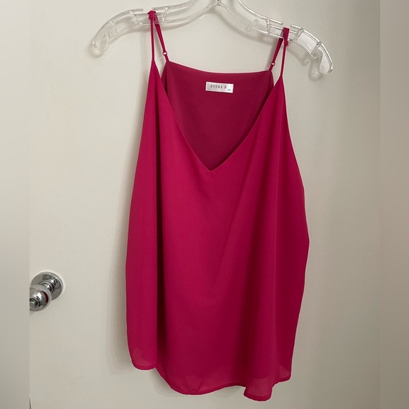 Sleeveless deep pink v-neck - Picture 1 of 5